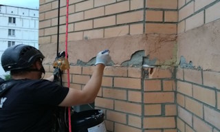 Обследование фасада здания в Алейске в октябре
